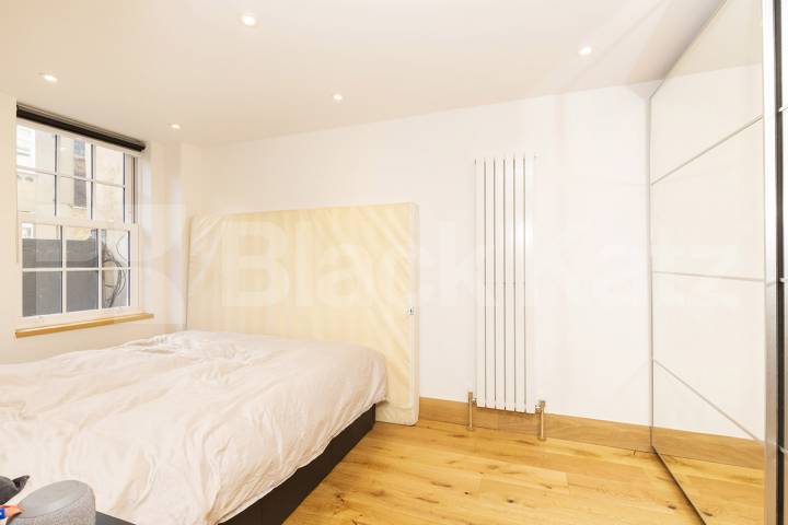 Newly refurbished 1 bedroom with large terrace located in Zone 1 Angel Chapel Market, Angel